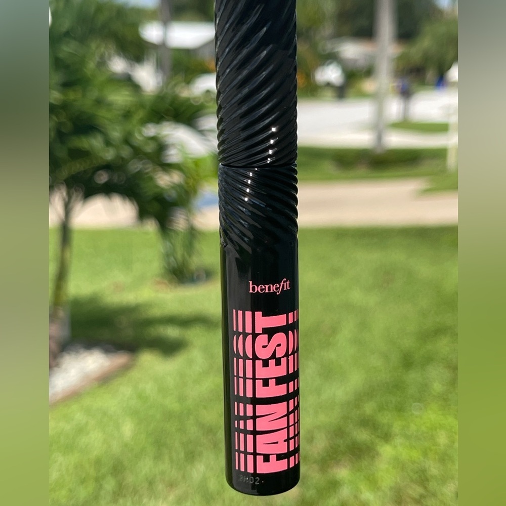 BENEFIT COSMETICS Fan Fest Fanning & Volumizing Mascara In Hyper Black - Picture 5 of 14